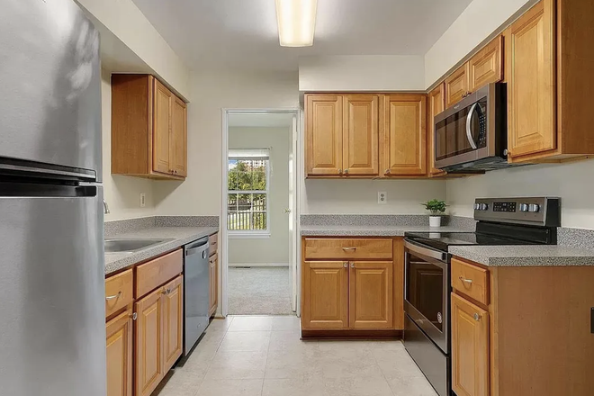 Kitchen - Single bedroom, furnished, <5min walk to campus! $900/m, *AVAILABLE WINTER / SPRING 2025* Townhome