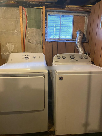 - - Close to Campus!! Spacious 5 bed 1 bath w/ Laundry in Building Apartments