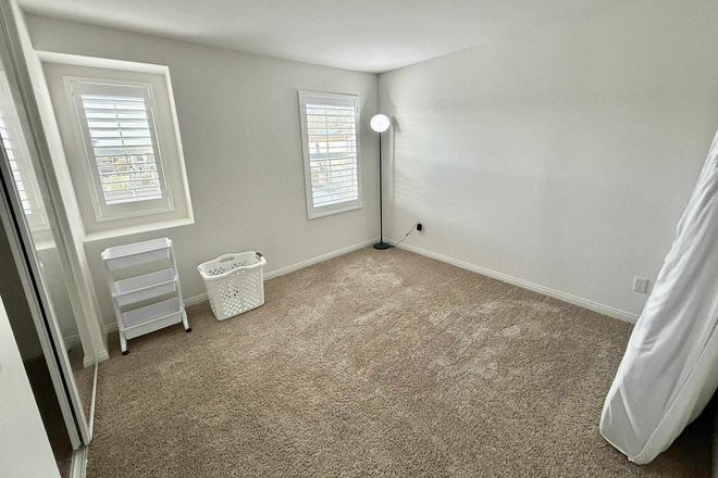 bedroom 2 - 12 mins from UCR: 2 bedrooms in quiet neighborhood. Respectful female students preferred.