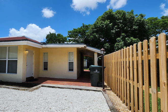 5929 - Furnished 3 bed, 2 bath Duplex <1 mile from campus! All Utilities Included