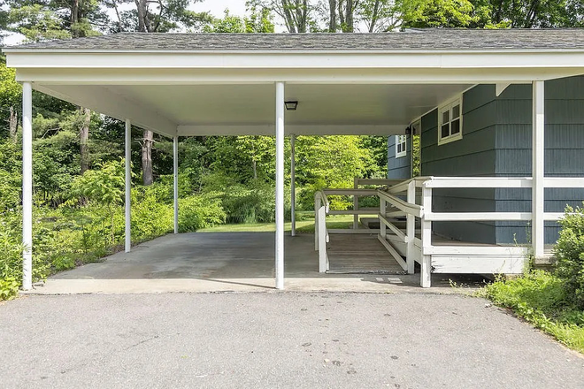 Front yard - 49 Harlow Drive Amherst - 5 beds, 2.5 bath House