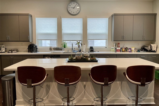 kitchen decor has been upgraded - 1 Room in New Townhome in Platinum Triangle, Anaheim (Shuttle to Chapman nearby)