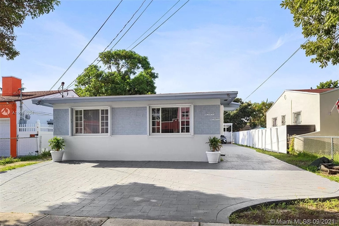 Parking and front of house - Beautifully renovated 3 bed, 1.5 bath. Safe and quiet neighborhood Rental