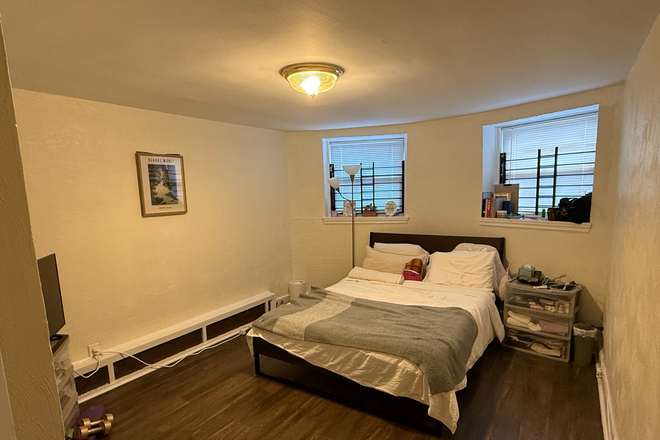 bedroom - Spacious Brighton 2 bed with private entrance for 9/1 Apartments