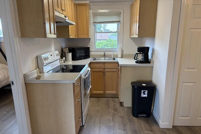 Kitchen - New listing! Quiet dead end street! Bright and Clean Duplex