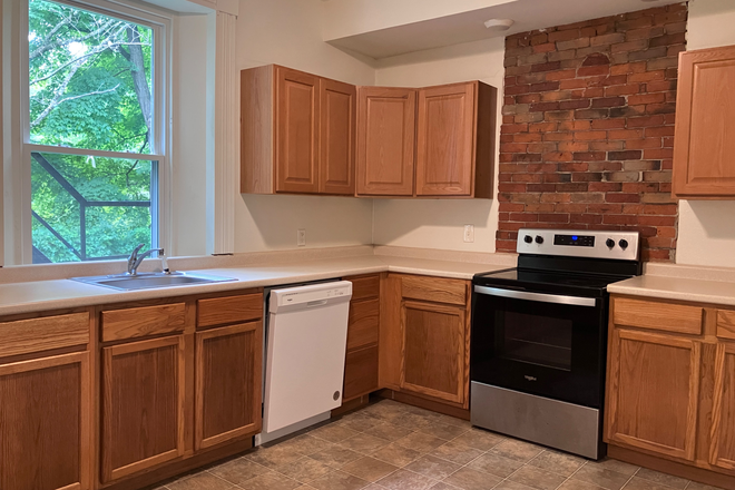 kitchen - Three  bedroom apartment Umass bus/ Amherst - August 1
