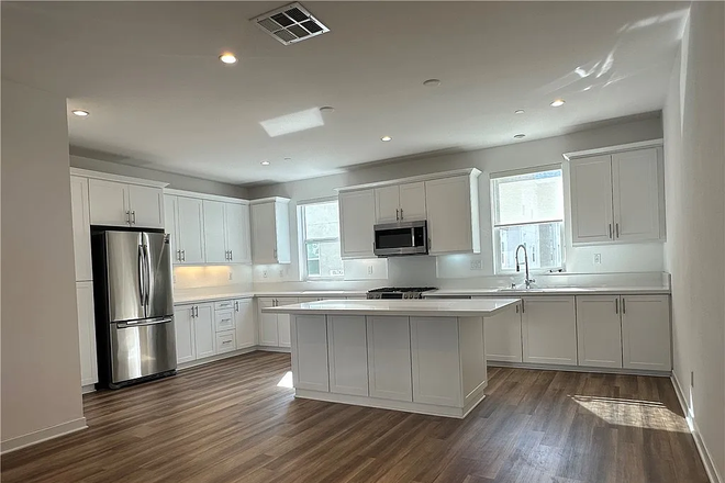 Kitchen - FLEXIBLE 8 month  $849  private/shared Male UCI Townhome