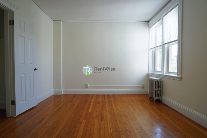 1 - NO FEE! Bright Comm Ave 1BR w/ Elevator, Gym & H/HW Included Apartments