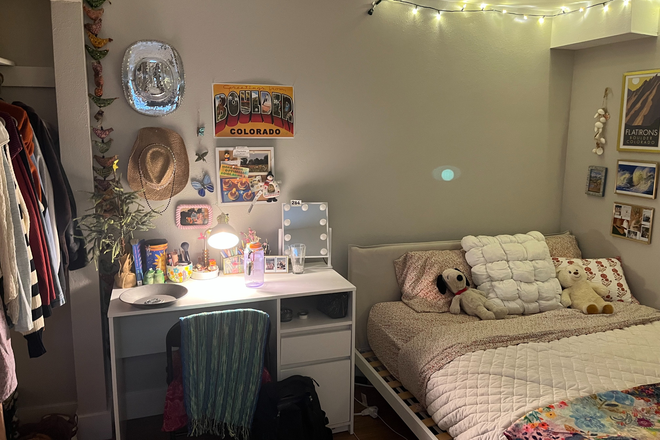 Desk - Spring 2026 Sublet - Goss Grove Triplex