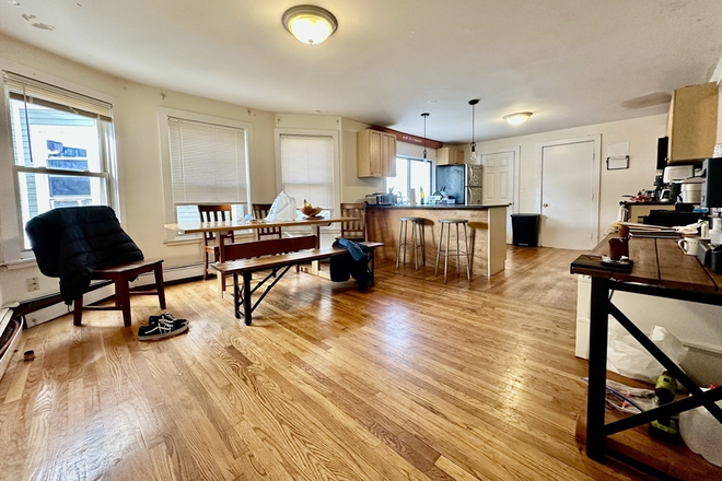 Kitchen - HUGE 7 bedroom unit on Ashford!!