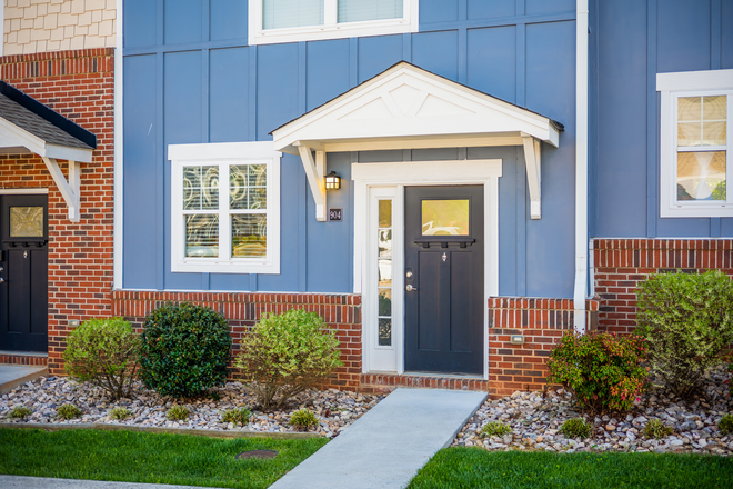 Entrance Unit - The VUE at College Square. Furnished townhome with great views of Liberty University