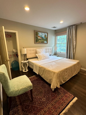 Furnished Bedroom with King Bed and Closet - Spacious Furnished Bedroom w/ King Bed – Desk & Closet – Utilities Included Lexington