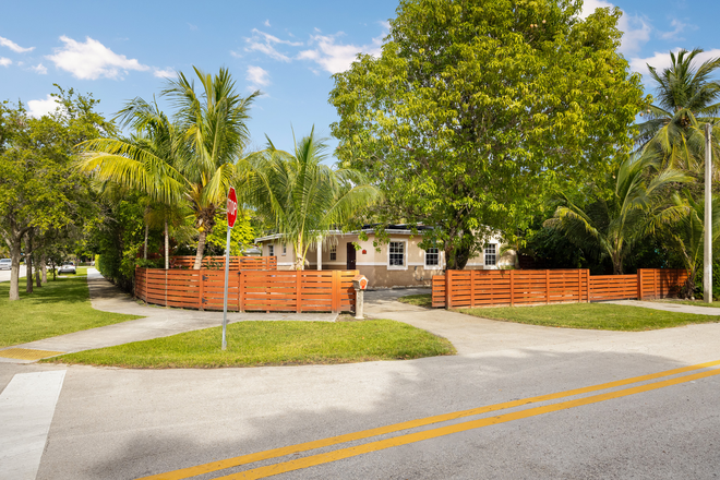 View From Street - 3 Bedroom Home Close To Campus