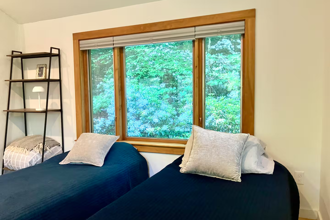 XL twin beds - Private Modern Studio (incl. util., no fees) Apartments