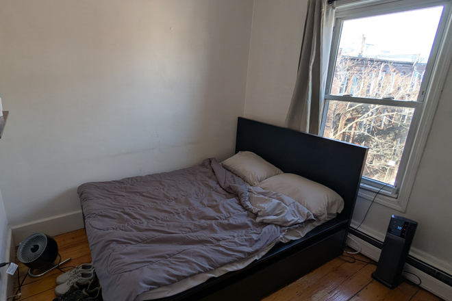 Room #1 - 52 Delle Ave Summer Sublet Apartments