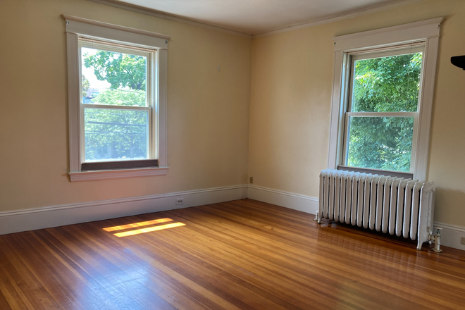 living room - Charming 1 bdr / rent offset possible in exchange for work House
