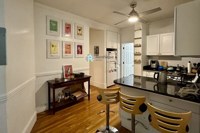 kitchen with peninsula - Sept 1st - Renovated 3B/1B in Fenway/Back Bay - H/HW included, Pet friendly!
