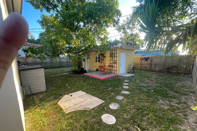 Backyard, cottage patio - New Grove Central Metro Station Charming Cottage Studio in Garden Apartments