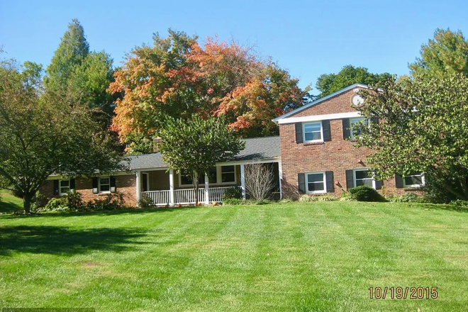 Street View from Cul-de-sac - Spacious Rooms, Modern Comforts and Homely Ambiance - Suburban Bliss in Lutherville - Timonium