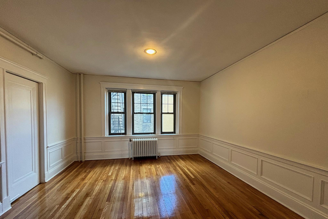 2 - Large and Charming 2 Bed Across the Street From the Law School! Apartments