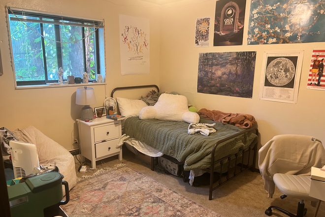 Bedroom - Apartment near campus and Pearl with two roommates