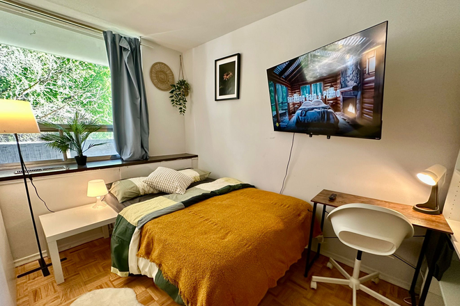 Room - Furnished Private Room near U of T Apartments