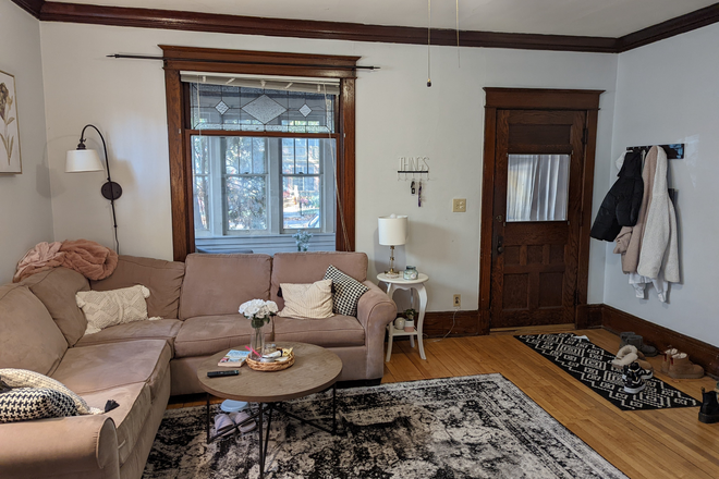 Living Room - 2010 Dayton Ave - Spacious Duplex Super Close to Campus!