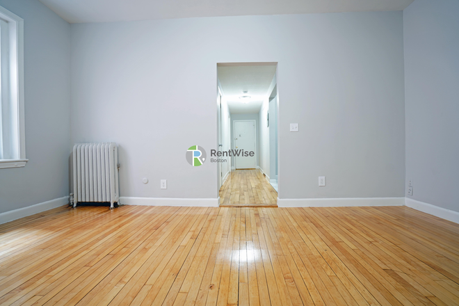 1 - Sept 2026-Sweet 2 bed on Comm Ave! NO FEE, H/HW inc., Student OK