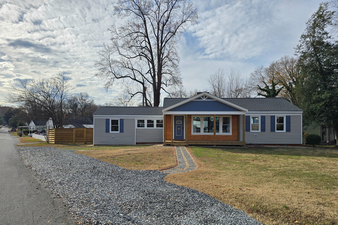 Parking for 3 - Freshly remodeled house walking distance from Dogwood Dell