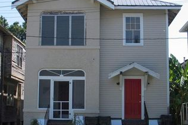 Outside View - Upper Floor Apartment, 1 Block from Streetcar Line