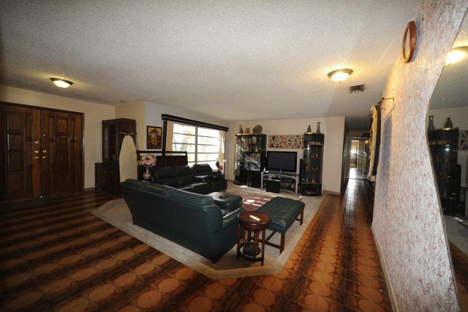 Living Room - Walk to FIU MMC (5 mins) - Furnished room in  large  House (All FIU Students)