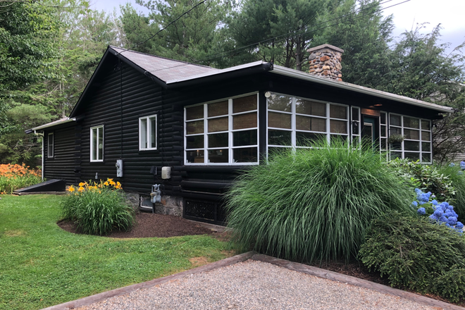Street view - Cozy four bedroom two full bathrooms cottage in Bonnet Shores House