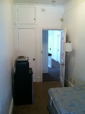 hubrealtyproperties.com - Live on Newbury St, lovely furnished studio, great dorm alternative Apartments