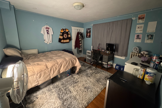 Bedroom - Large furnished bedroom - 5 minutes from T / campus shuttle