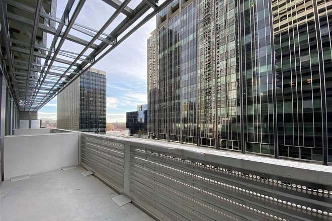 Balcony - 1 Bedroom + Den, 2 Full Baths, insuite Laundry, in Mid Town