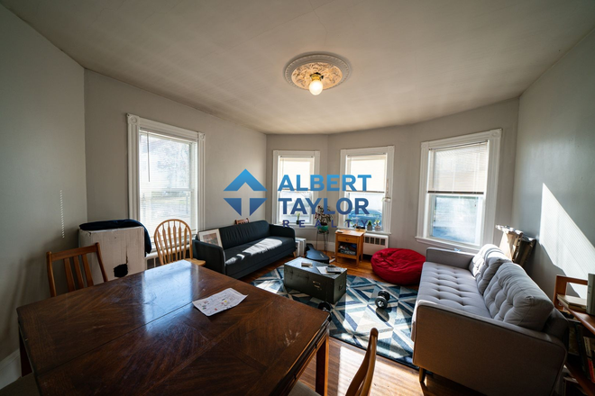 Living room - Beautiful 4 bed 2 bath located on Hillside Street!!