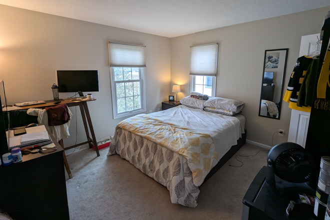 Bedroom 2 - Room for rent in townhome close to HEC and Cleveland Clinic