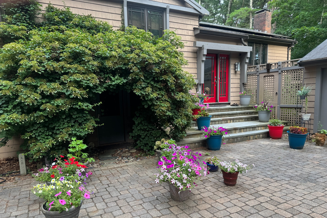 front private entrance - Beautiful Weston Suite 5 minutes to Waltham