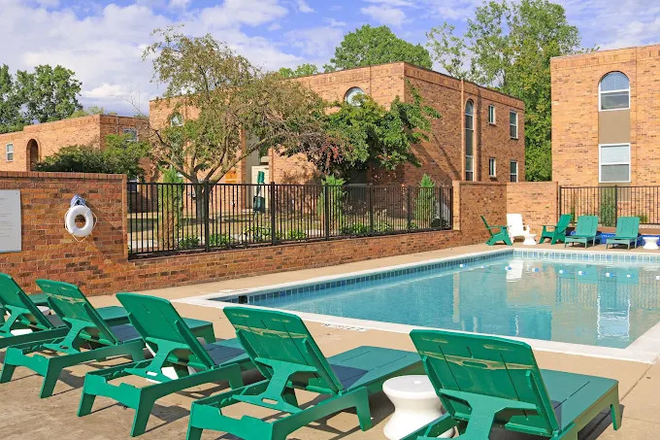 Pool at the Quarters - Gaslight village Apartments