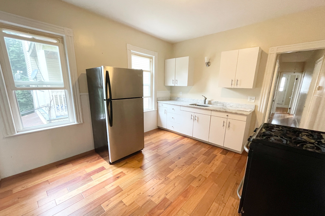 Kitchen - Renovated 3 Bedroom Apartment on Taft St