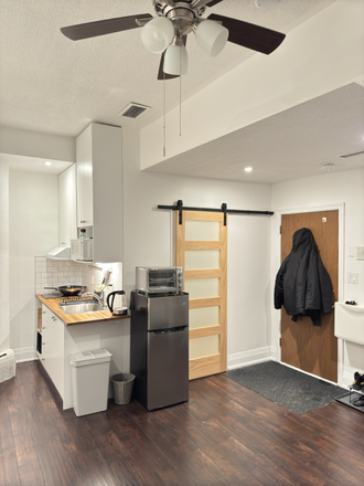 Studio - Furnished Studio with on Site Laundry in Annex Neighbourhood Apartments