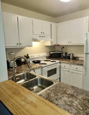 Kitchen - Bolinwood Condominiums, close to  campus