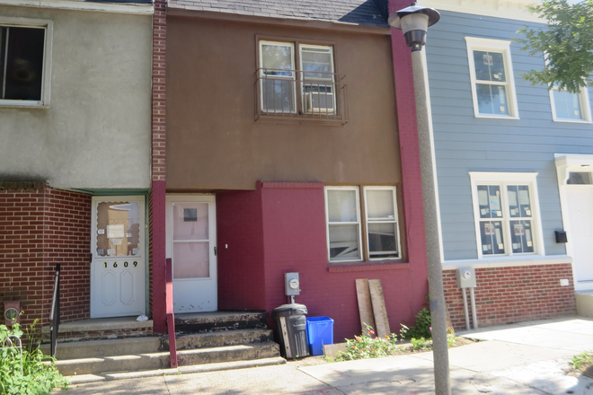 Outside street view - 3bd 3bath row house 1 block from campus