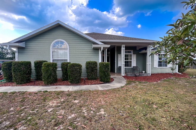  - Pet Friendly 3BR/2BA Home on 1 acre in SW Gainesville - available Mid-October!