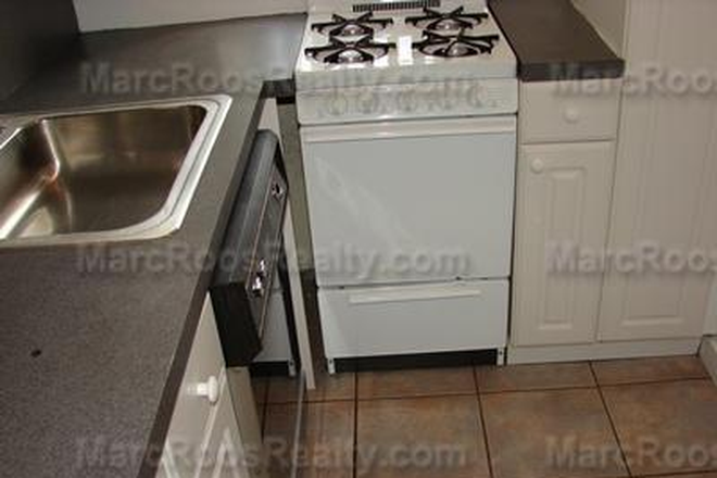 Kitchen - STUDIO PARK DR 09/01 **NO FEE***