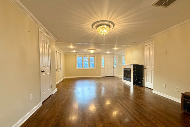 Living Room - HUGE 6-7 Bedroom 5 Bathroom Single Family House!