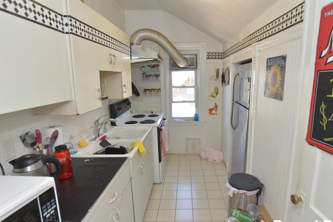LIVING - 3 BED WITH HEAT, HOT WATER AND PARKING INCLUDED!
