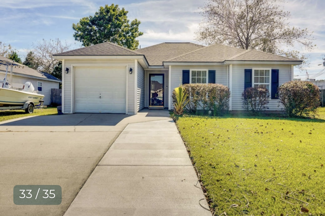 Exterior of home - Welcoming Pet Friendly North Charleston home