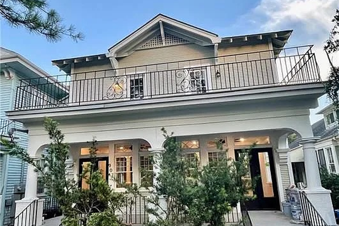 Outside View - 907 Cherokee St