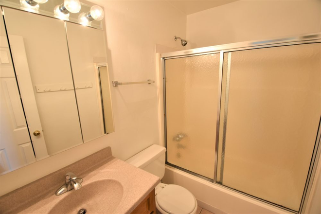 Bathroom - Summer sublet close to campus in Goss Grove